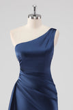 Elegante vestido formal de satén azul marino de un solo hombro con abertura
