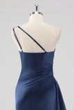 Elegante vestido formal de satén azul marino de un solo hombro con abertura