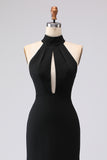 Vestido elegante negro de satén con cuello halter y corte sirena