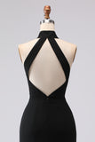 Vestido elegante negro de satén con cuello halter y corte sirena