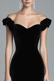 Vestido formal largo sirena de terciopelo negro con hombros descubiertos