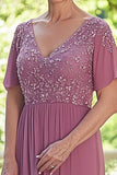 Vestido de gasa rosa empolvado con escote en V para madre de novia con medias mangas