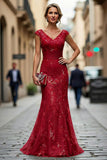 Vestido de la madre de la novia bordado en pico de sirena rojo oscuro con lentejuelas