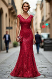 Vestido de la madre de la novia bordado en pico de sirena rojo oscuro con lentejuelas