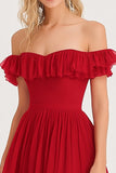 Vestido formal largo rojo con volantes y hombros descubiertos