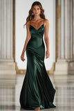 Vestido de fiesta largo de satén con tirantes finos de color verde oscuro