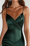 Vestido de fiesta largo de satén con tirantes finos de color verde oscuro