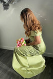 Vestido de alfombra roja con vaina verde satinado metálico con hombros descubiertos