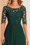 Elegante vestido largo de gasa madre de la novia con cuello de barco verde oscuro con apliques de encaje