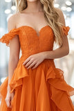 Encaje de organza naranja Una línea con hombros descubiertos Vestido de fiesta largo con volantes