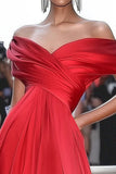 Vestido de gala fruncido rojo con hombros descubiertos Una línea