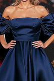 Vestido de gala azul marino con hombros descubiertos y mangas abullonadas