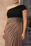 Vestido formal largo de talla grande de un hombro marrón y funda arrugada