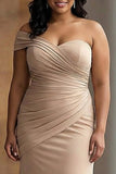 Vestido formal largo de talla grande con pliegues caqui ligero de un solo hombro