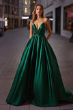 Elegante vestido de fiesta largo de tirantes finos de satén verde oscuro