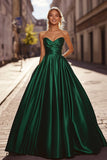 Elegante vestido de fiesta largo de satén verde oscuro fruncido