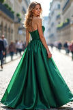 Elegante vestido de fiesta largo de novia verde oscuro de una línea