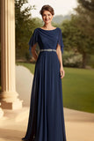 Vestido de gasa azul marino de la madre de la novia con mangas onduladas