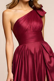 Elegante vestido de fiesta de satén de un hombro de un hombro de color burdeos elegante con abertura