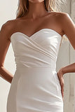 Vestido de graduación corto sin tirantes blanco ajustado