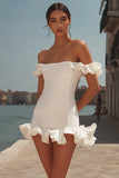 Vestido corto de graduación blanco con hombros descubiertos y volantes