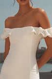 Vestido corto de graduación blanco con hombros descubiertos y volantes