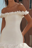 Vestido de graduación corto con volantes ajustado y hombros descubiertos blanco