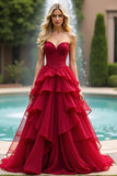 Un vestido de fiesta largo de encaje rojo