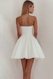 Vestido blanco de satén recto de línea A hasta la rodilla