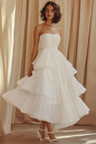Un vestido blanco con volantes de gasa con volantes hasta el tobillo