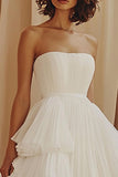Un vestido blanco con volantes de gasa con volantes hasta el tobillo