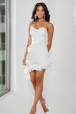 Elegante vestido de graduación corto ajustado con volantes blancos