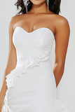 Elegante vestido de graduación corto ajustado con volantes blancos
