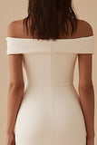 Vestido corto de graduación con vaina de hombro descubierto blanco satinado