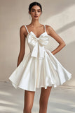 Vestido de graduación de tirantes finos blancos de una línea con lazos