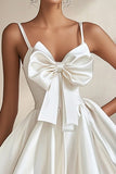 Vestido de graduación de tirantes finos blancos de una línea con lazos
