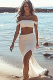 Vestido de graduación de gasa con abertura y vaina blanca con hombros descubiertos