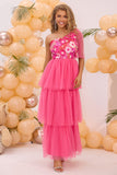 Vestido de dama de honor largo de un hombro con estampado floral de un hombro de color rosa intenso