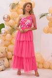 Vestido de dama de honor largo de un hombro con estampado floral de un hombro de color rosa intenso