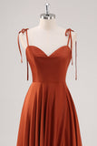 Vestido de dama de honor con tirantes finos plisados A Line Rust con abertura