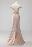 Vestido de fiesta con apliques con apliques de corsé con hombros descubiertos color champán brillante con abertura