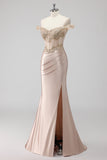 Vestido de fiesta con apliques con apliques de corsé con hombros descubiertos color champán brillante con abertura