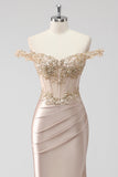 Vestido de fiesta con apliques con apliques de corsé con hombros descubiertos color champán brillante con abertura