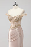 Vestido de fiesta con apliques con apliques de corsé con hombros descubiertos color champán brillante con abertura