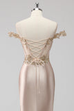 Vestido de fiesta con apliques con apliques de corsé con hombros descubiertos color champán brillante con abertura
