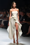Vestido de Gala Fruncido Strapless Blanco A Line con Flor 3D