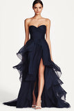 Elegante vestido formal azul marino con volantes de una línea de novia con abertura