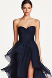 Elegante vestido formal azul marino con volantes de una línea de novia con abertura