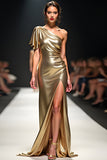 Vestido de gala con manga ondulada de un hombro dorado con abertura