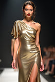 Vestido de gala con manga ondulada de un hombro dorado con abertura